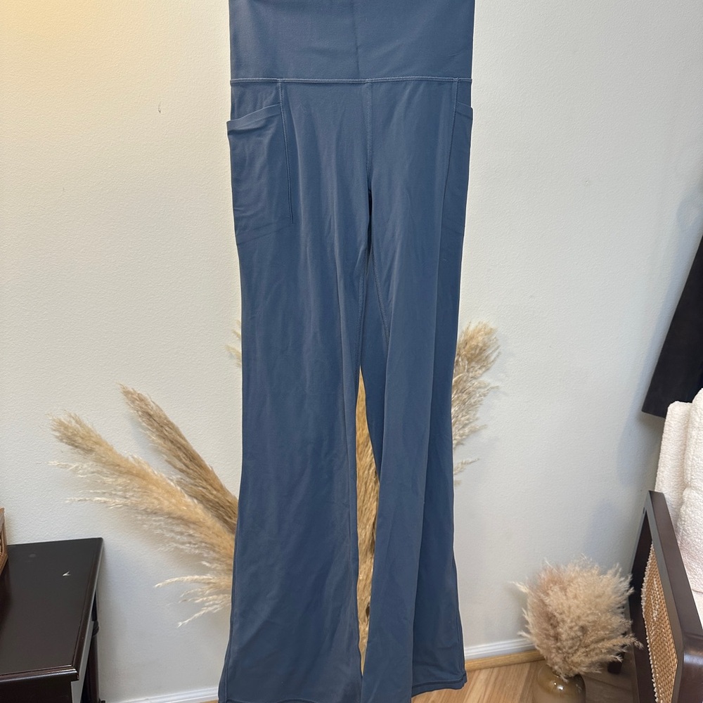 Athleta salutation stash flare pant